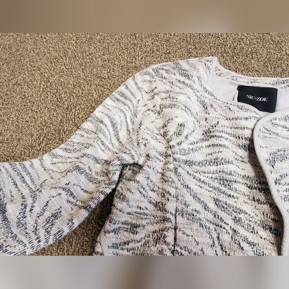 Nic + Zoe jacket size PL cream with a subtle metallic thread - Picture 4 of 4